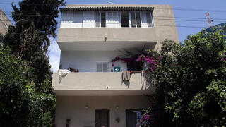 בניין עם דירה ש מפוצלת ל שתי דירות ללא רישיון ב תל אביב 