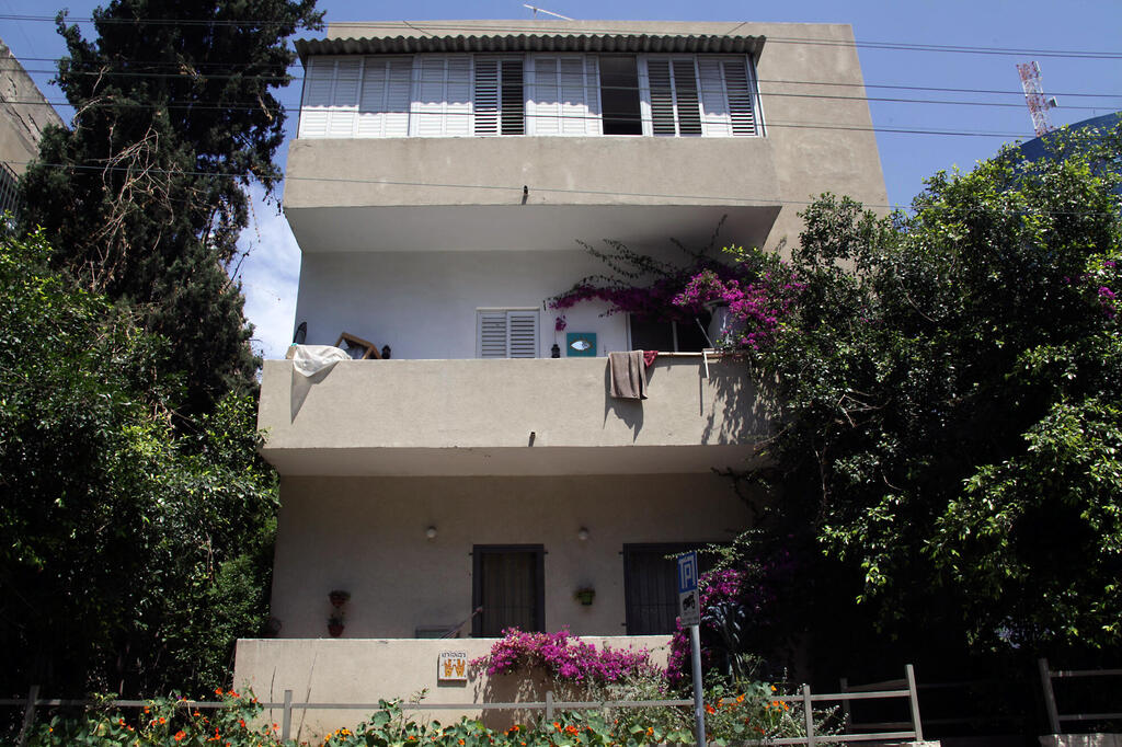 בניין עם דירה ש מפוצלת ל שתי דירות ללא רישיון ב תל אביב 