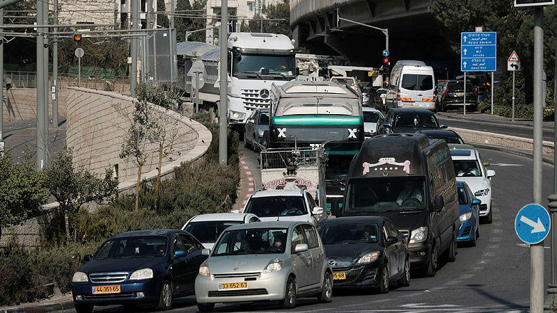 פקק ב ירושלים שדרות משה דיין עד הגבעה הצרפתית עומס מכוניות