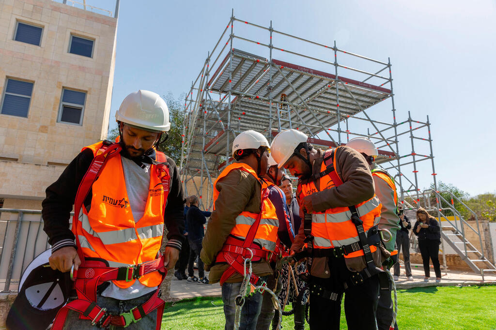 הכשרה של עובדים זרים לעבודה בבנייה  עובדים זרים  בנייה  בניין 