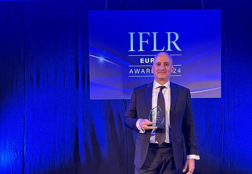 עורך דין אלון פומרנץ בעת קבלת הפרס, צילום: IFLR