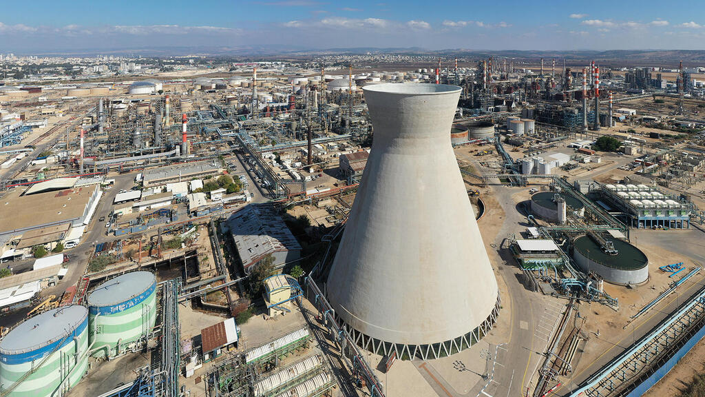 בית הזיקוק של בזן בחיפה (צילום: דניאל לבטובסקי) בית זיקוק בתי זיקוק של בזן ב חיפה