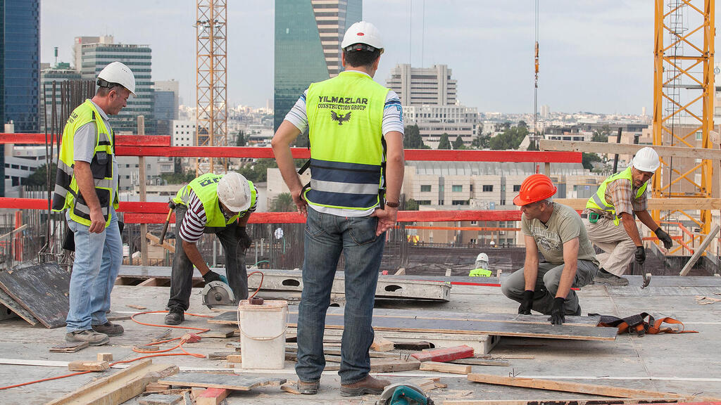 עובדים זרים מ טורקיה בונים בניינים ב תל אביב