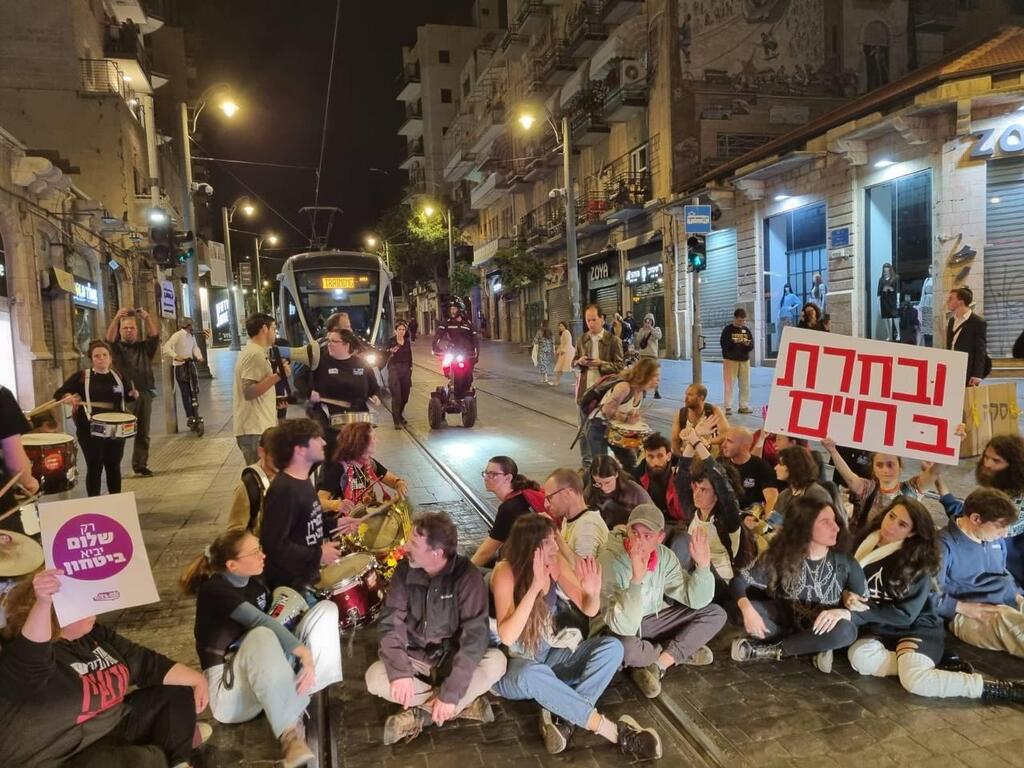 מפגינים בירושלים חוסמים את ציר הרכבת הקלה