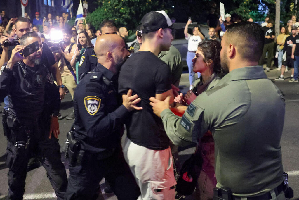 מעצר של מפגין ב הפגנה בעת עסקה להשבת ה חטופים ב תל אביב 4.5.24 מלחמת עזה