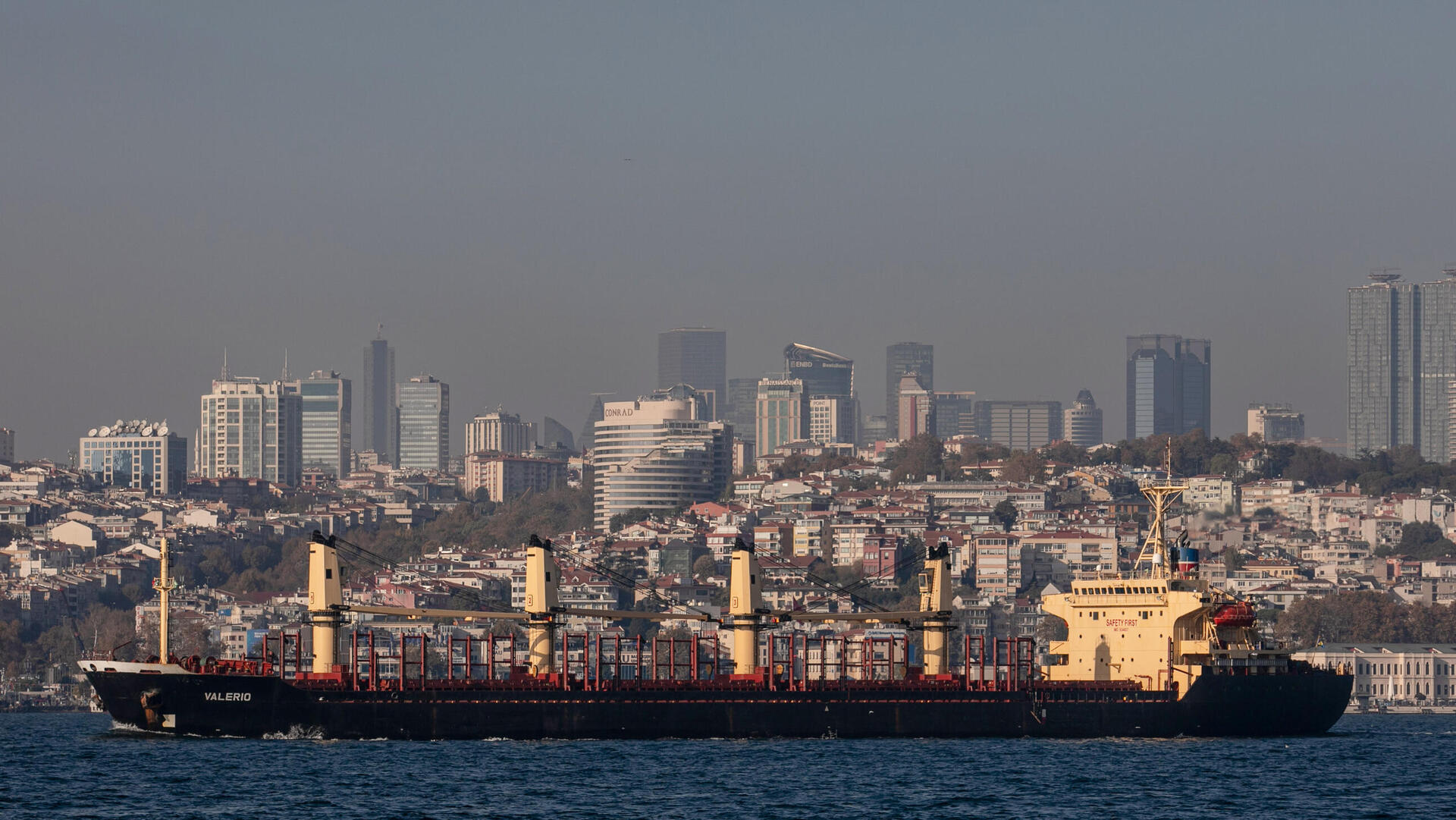 ספינה ב מיצרי בוספורוס טורקיה סחורות תובלה ימית הובלה ימית