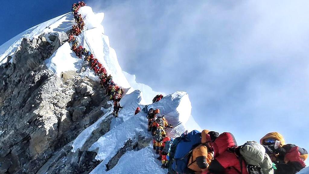 צפיפות תיירים  על הר אוורסט נפאל