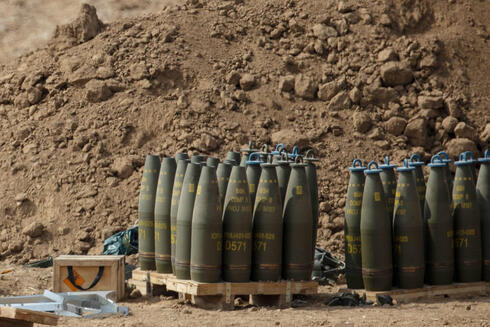 מאגר תחמושת פגזים בגבול עזה, צילום: גיל נחושתן