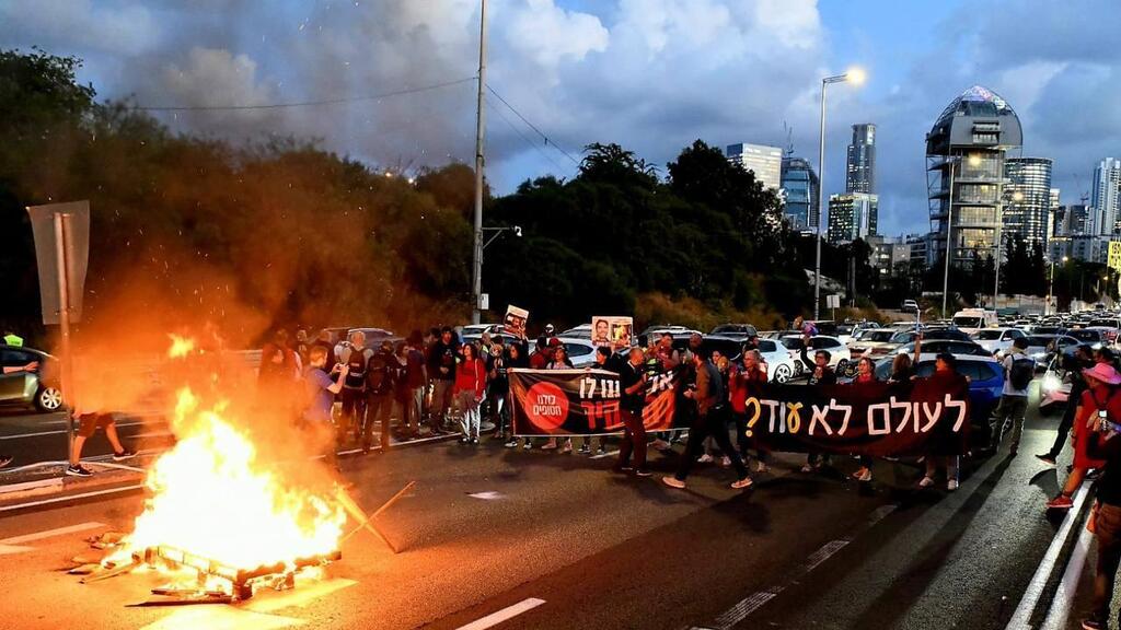 הפגנה מחאה משפחות חטופים חסימה איילון צפון מדורה עזה חמאס שבי מלחמה חרבות ברזל 