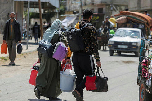 תושבים נמלטים מרפיח, צילום: REUTERS/Hatem Khaled