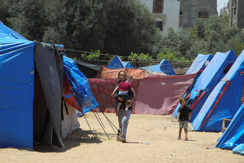 פליטים עזתים ברפיח, צילום: REUTERS/Hatem Khaled