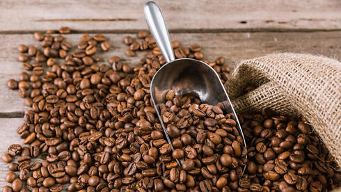 תעברו לתה: מחירי פולי הקפה בשיא של 45 שנה