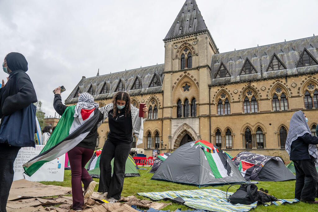 מפגינים פרו פלסטינים באוניברסיטת אוקספורד