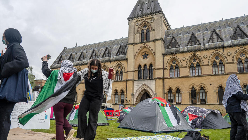 מפגינים פרו פלסטינים באוניברסיטת אוקספורד