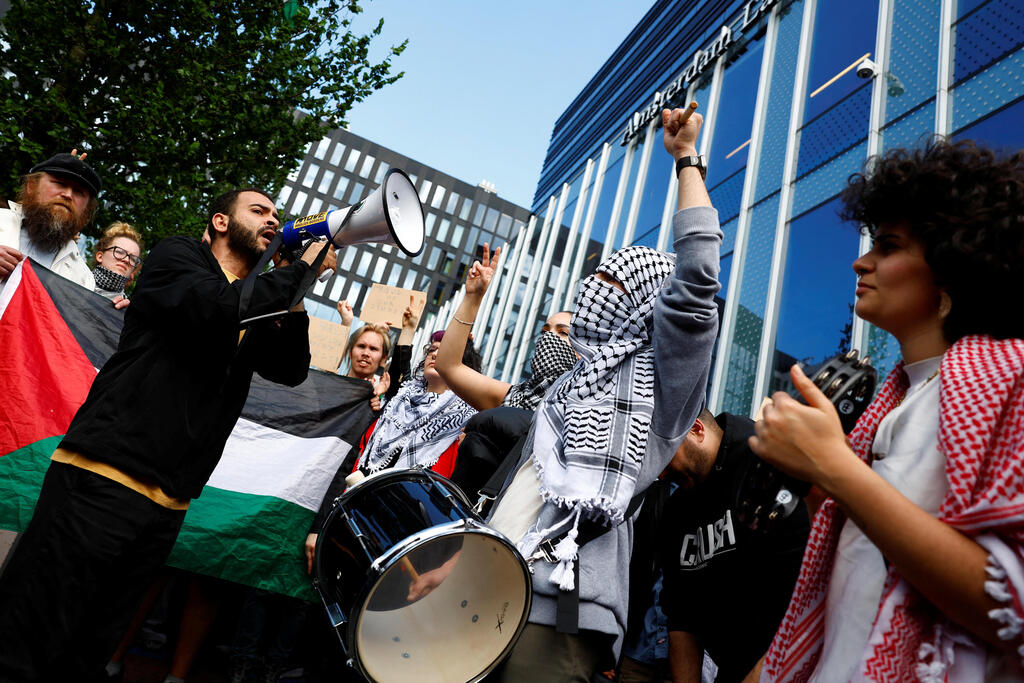 מפגינים פרו פלסטינים ב אוניברסיטת אמסטרדם הולנד 7.5.24