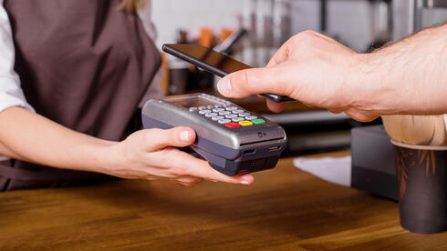 שליש מהעסקאות הפיזיות בכרטיסי אשראי ביוני: בארנקים הדיגיטליים של אפל וגוגל