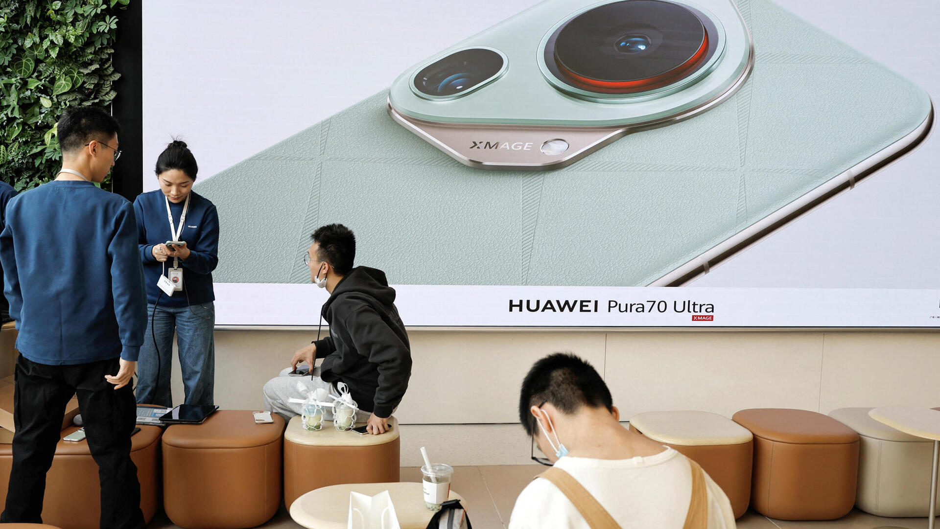חנות הדגל של וואווי ב בייג'ינג  Huawei Pura 70 5G