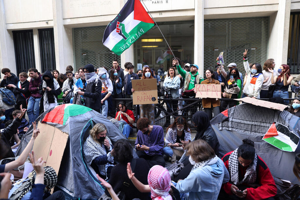 אוהלים מחאה של מפגינים פרו פלסטינים ב אוניברסיטה ב פריז 7.5.24
