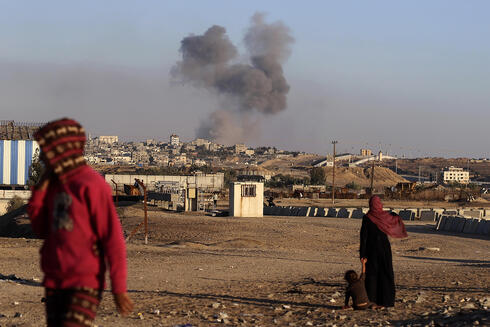 עשן מיתמר אחרי תקיפה של צה"ל ברפיח, צילום: AP Photo/Ramez Habboub
