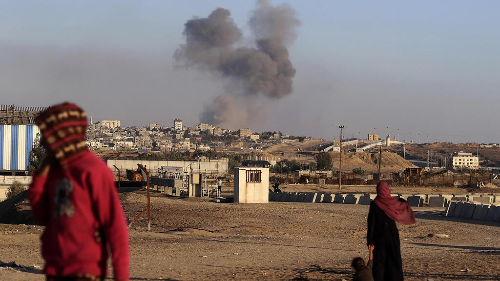 עשן מיתמר אחרי תקיפה של צה"ל ברפיח (ארכיון) (צילום: AP Photo/Ramez Habboub) עשן מיתמר אחרי תקיפה של צה"ל ב רפיח 7.5.24 מלחמת עזה