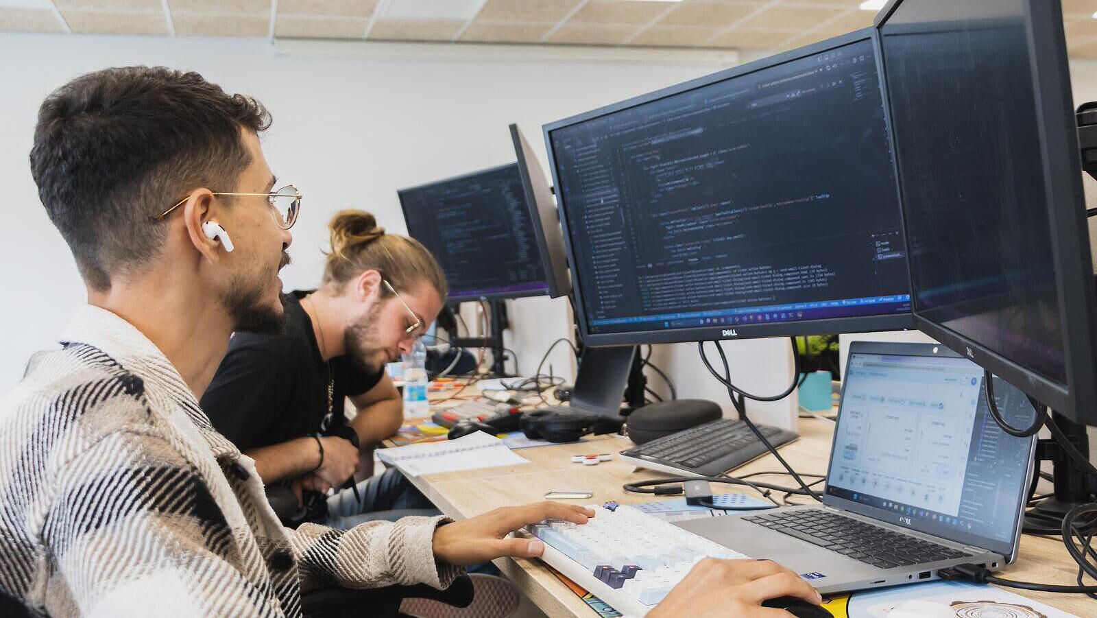 עובדים בחברת קמביום ג'וניורים