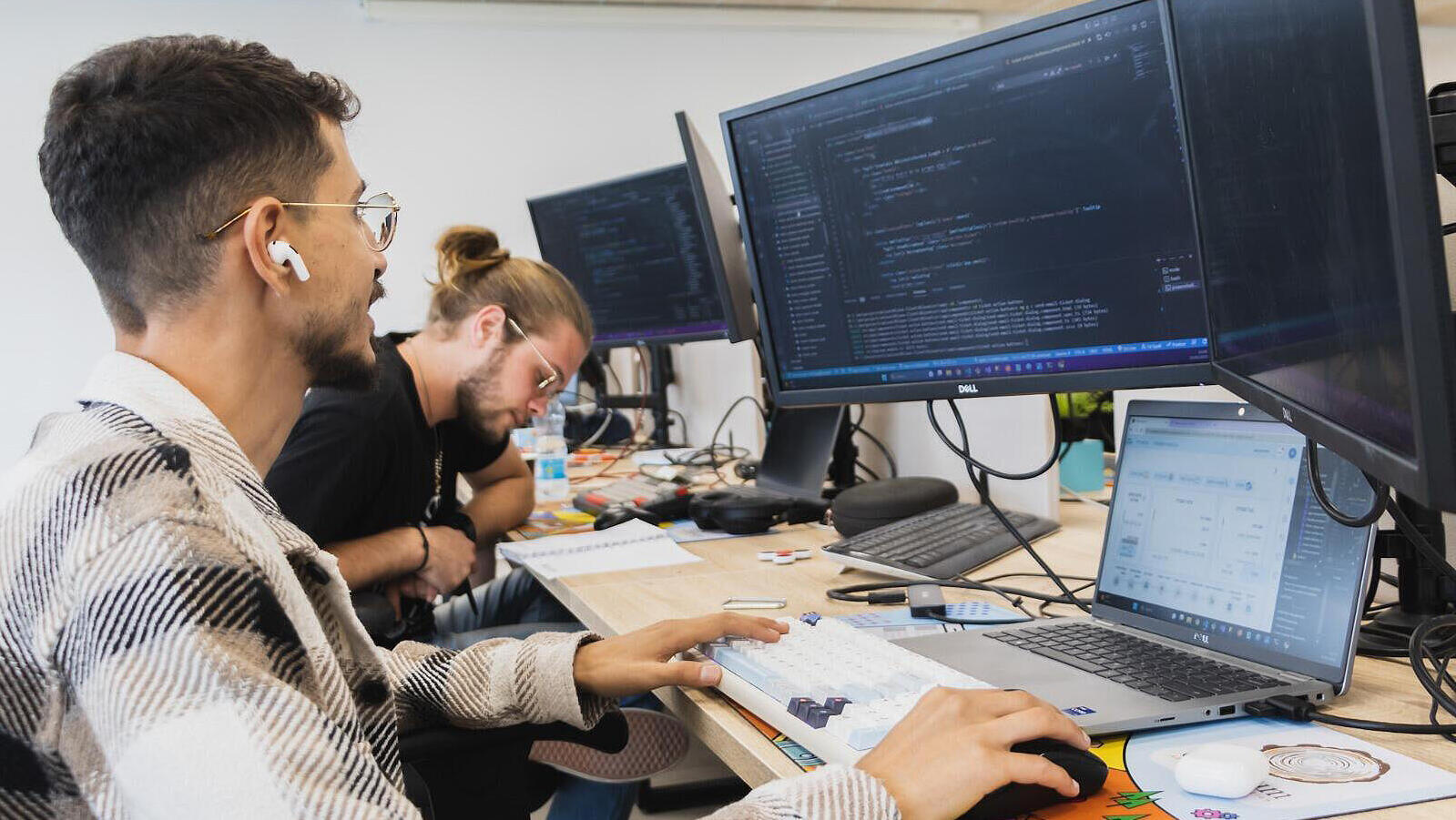 עובדים בחברת קמביום ג'וניורים