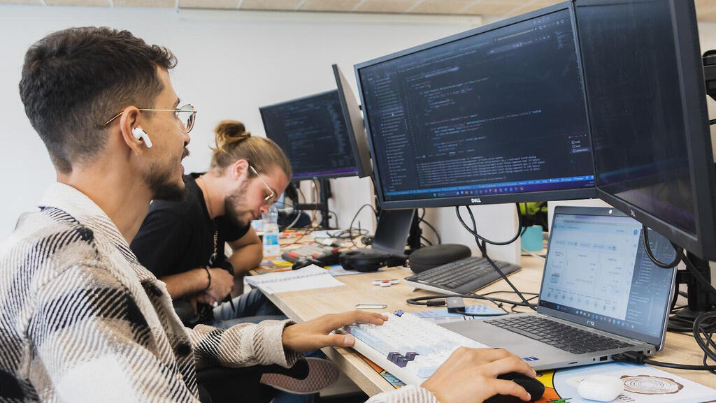 עובדים בחברת קמביום ג'וניורים