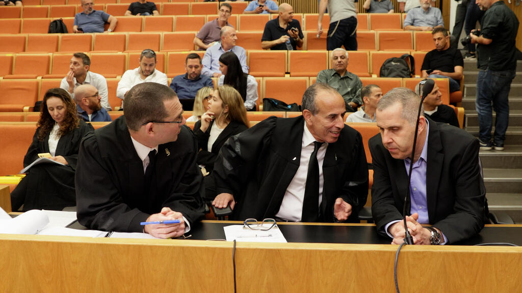 דיון בבית המשפט על סלייס 9.5.24 מימין המנהל המיוחד אפי סנדרוב ועורכי הדין גיל אורן ו ניר רוזנר