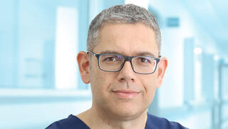 ד"ר יניב מאייר, מומחה למחלות חניכיים