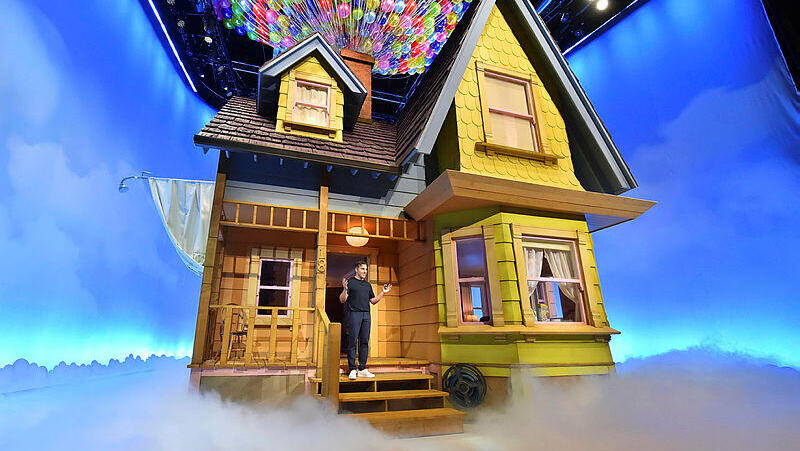 מנכ"ל Airbnb בריאן צ'סקי מציג רפליקה של הבית הפורח מהסרט Up החברה מתכוונת להציע לינה בבית דומה שיוצב בארה"ב