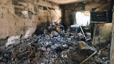 הרס ב קיבוץ נחל עוז לאחר שמחבלי חמאס פלשו ליישוב ב 7.10.23