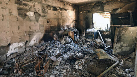 הרס ב קיבוץ נחל עוז לאחר שמחבלי חמאס פלשו ליישוב ב 7.10.23