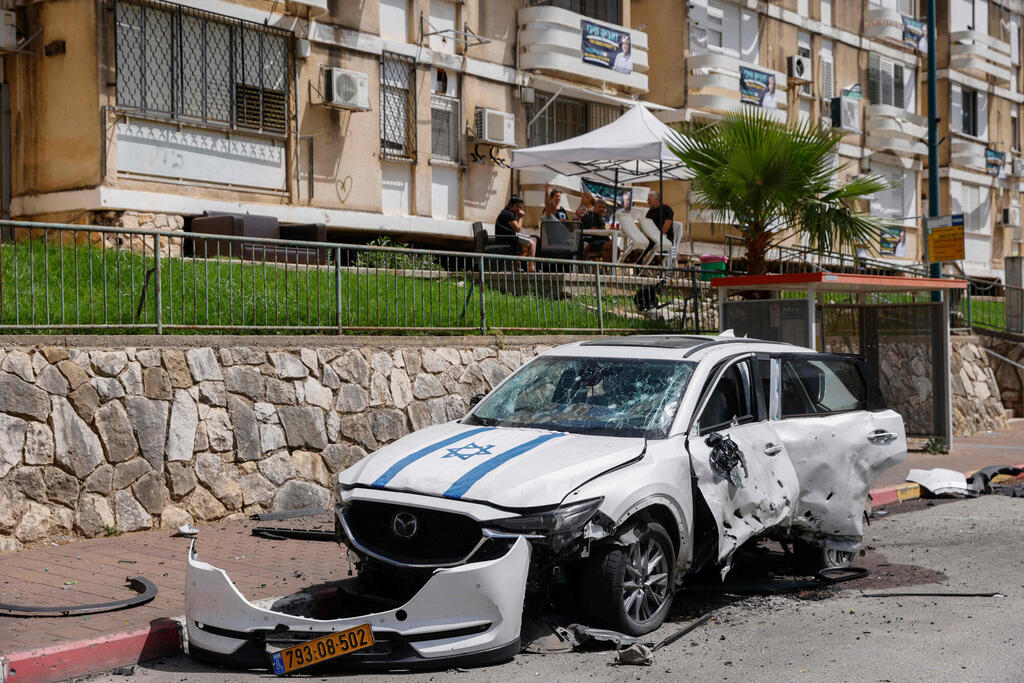 הרס ב קריית שמונה מפגיעת טיל של ה חיזבאללה