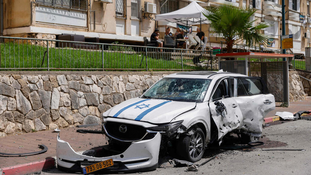 הרס ב קריית שמונה מפגיעת טיל של ה חיזבאללה