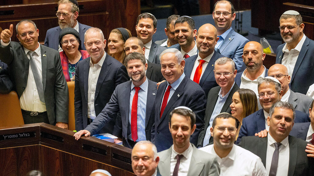 ראש הממשלה בנימין נתניהו ו חברי הקואליציה חוגגים את אישור תקציב 2023 – 2024