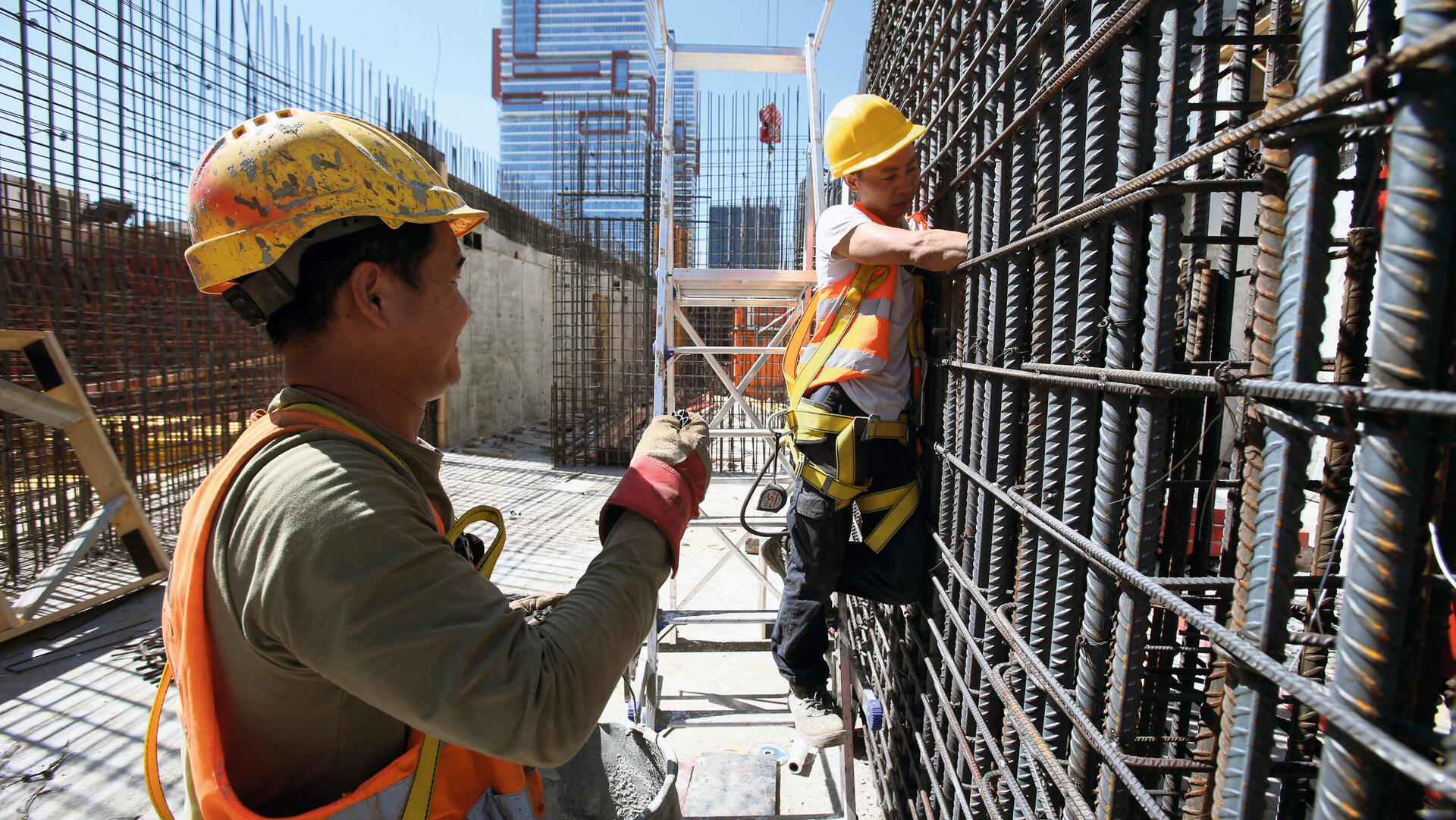 פועלי בניין פועל בניין פיגומים באתר בנייה