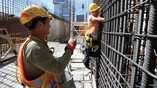 פועלי בניין פועל בניין פיגומים באתר בנייה