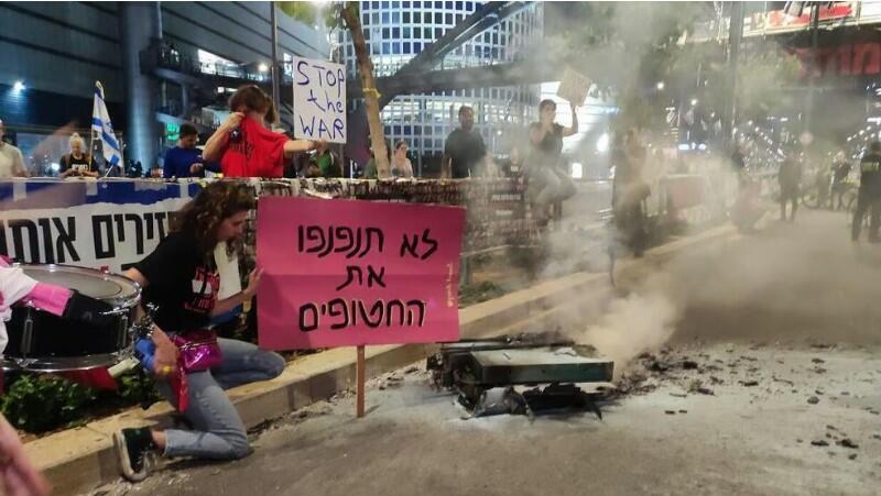 אזרח נהרג מפגיעת נ&quot;ט באדמית; מחאת המנגלים בת&quot;א: &quot;לא תנפנפו את החטופים&quot;