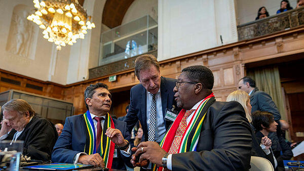 נציגי דרום אפריקה בבית הדין הבינלאומי בהאג, צילום: AP Photo/Peter Dejong