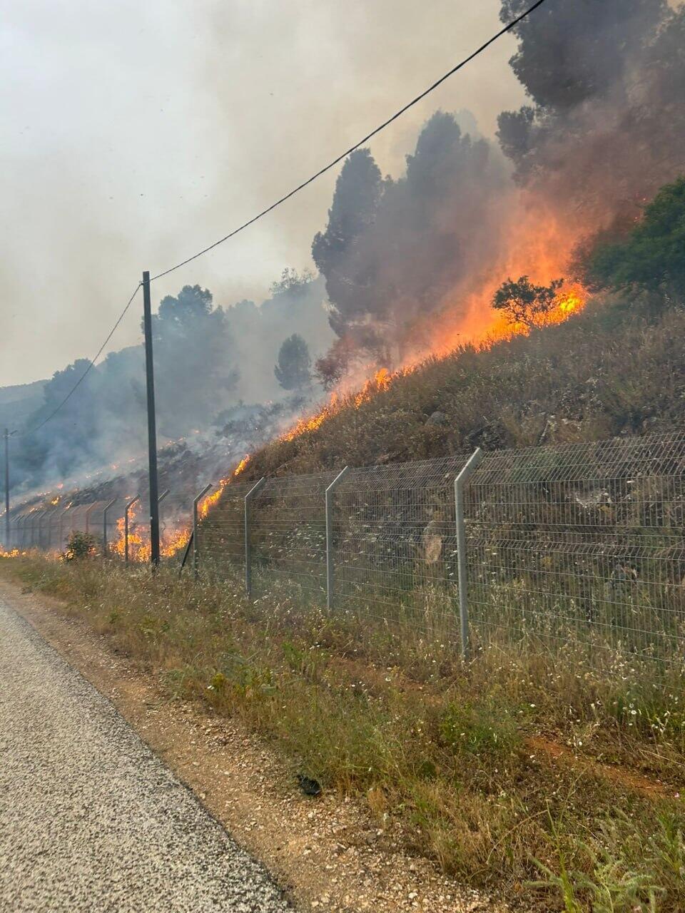 שריפה בגליל לאחר מטח שנורה מלבנון