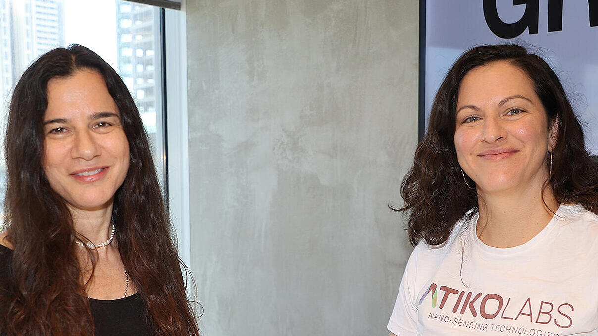 תחרות אטלס מימין הדר טבת מנכ"לית Atiko Labs  ו דפנה ניסנבאום מנכ"לית ומייסדת משותפת Tipa