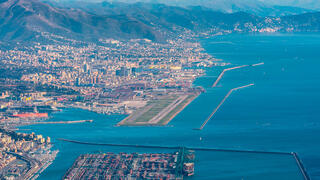 פוטו שדות תעופה נחיתה גנואה איטליה, צילום:  Luca Rei/Shutterstock