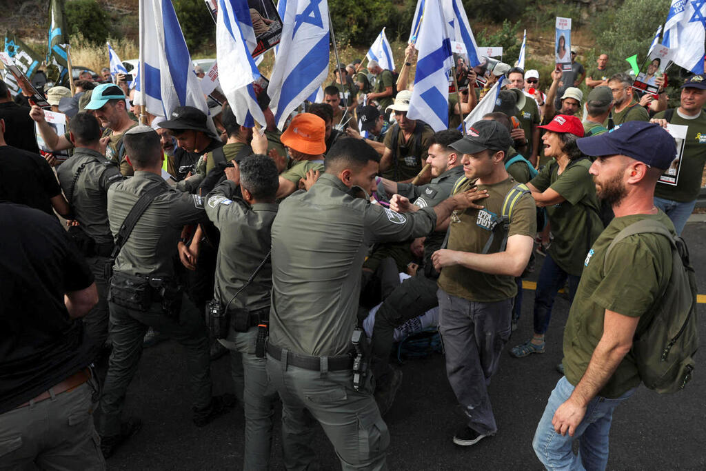 שוטרים מנסים לפזר את צעדת המחאה של אחים לנשק