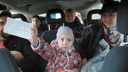 “מהמראה האחורית". מלחמת רוסיה־אוקראינה ממבטו של הנהג שמסיע פליטים, צילום: Affinity Cine, באדיבות דוקאביב