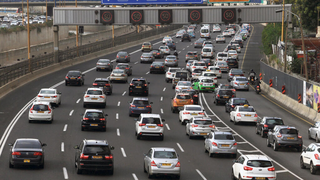 עומס תנועה פקק ב כביש איילון