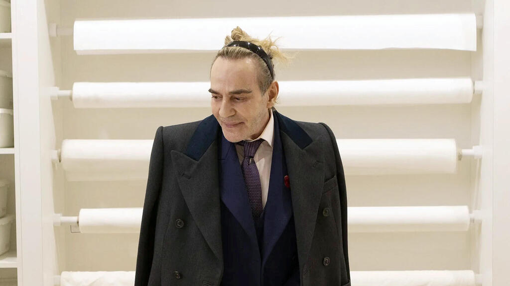 ג'ון גליאנו. הביע חרטה מתוך הסרט ג'ון גליאנו מול שמלה שעיצב פנאי