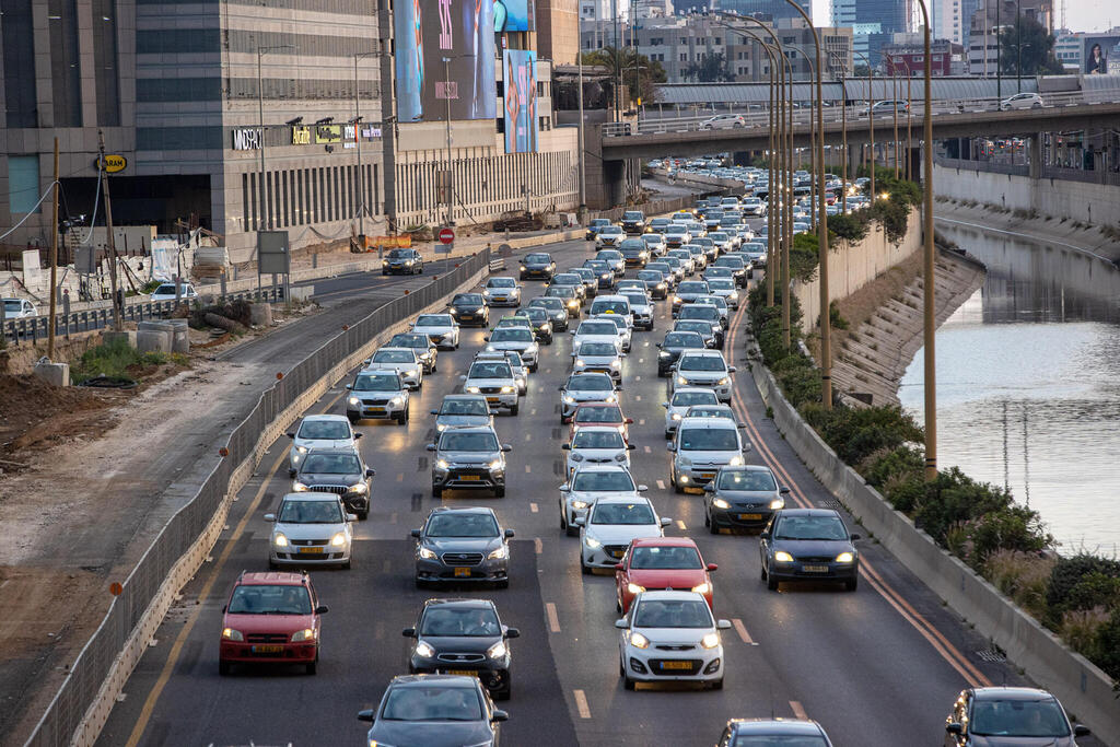 פקק תנועה ב כביש איילון תל אביב