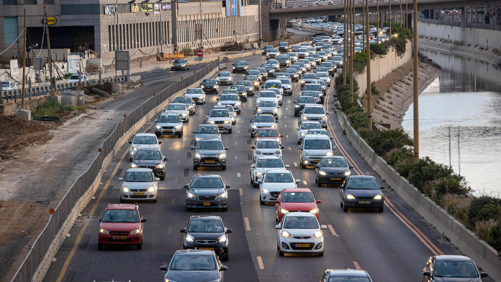 פקק תנועה ב כביש איילון תל אביב