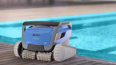 Maytronics pool cleaning robot Maytronics pool cleaning robot