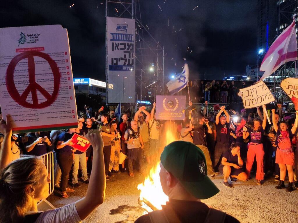 מפגינים הפגנה מחאה למען ה חטופים בתל אביב4 25.5.24 מלחמה בעזה